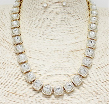 Load image into Gallery viewer, Flawless Stone necklace 373